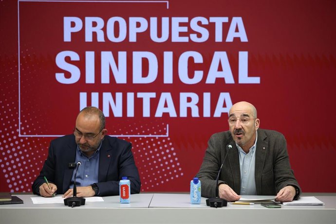 El secretario de Acción Sindical y Transiciones Estratégicas de CCOO, Javier Pacheco Serradilla, y el vicesecretario General de Política Sindical de UGT, Fernando Luján, durante la presentación de la Propuesta Sindical Unitaria de CCOO y UGT, a 7 de abril