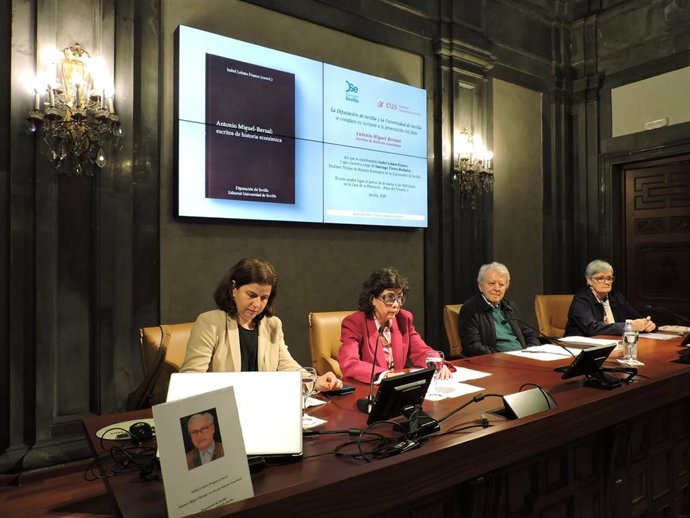 Presentación del volumen titulado 'Antonio-Miguel Bernal: escritos de historia económica', coordinado por la profesora de Económicas de la US Isabel Lobato, en un acto en la Casa de la Provincia.