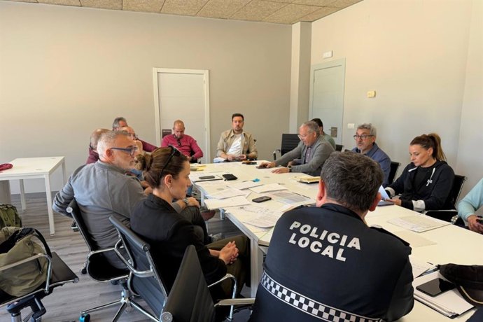 Reunión de coordinación del Ayuntamiento de Alcalá de Guadaíra con las fuerzas de seguridad por la celebración de 'Alcalá suena a carnaval' y el 'PanarraFest'.