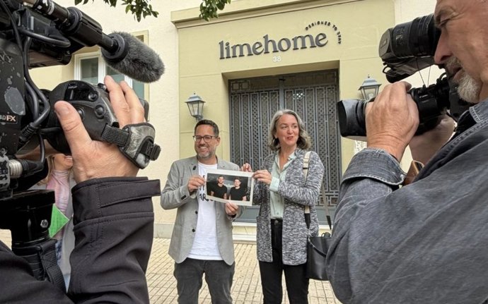 El cabeza de lista de Adelante a la Presidencia de la Junta, José Ignacio García, y la candidata Begoña Iza, este martes en Sevilla presentan su propuesta ante un edificio de viviendas.