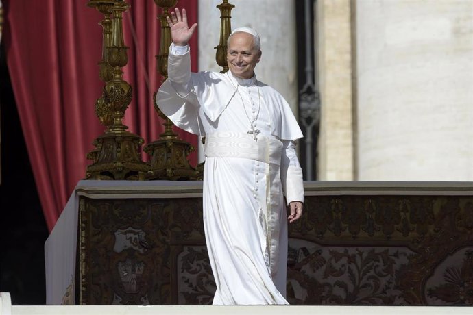 Archivo - El Papa León XIV durante la canonización de Carlo Acutis, en la Plaza de San Pedro del Vaticano, a 7 de septiembre de 2025, en Roma (Italia). El Papa León XIV canoniza a Carlos Acutis, el conocido como ‘influencer’ de Dios y que se convierte en 