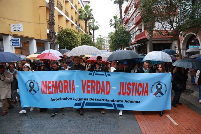 Imágenes de la marcha convocada en Huelva el pasado 20 de marzo por la Asociación Víctimas del Descarrilamiento de Adamuz. 