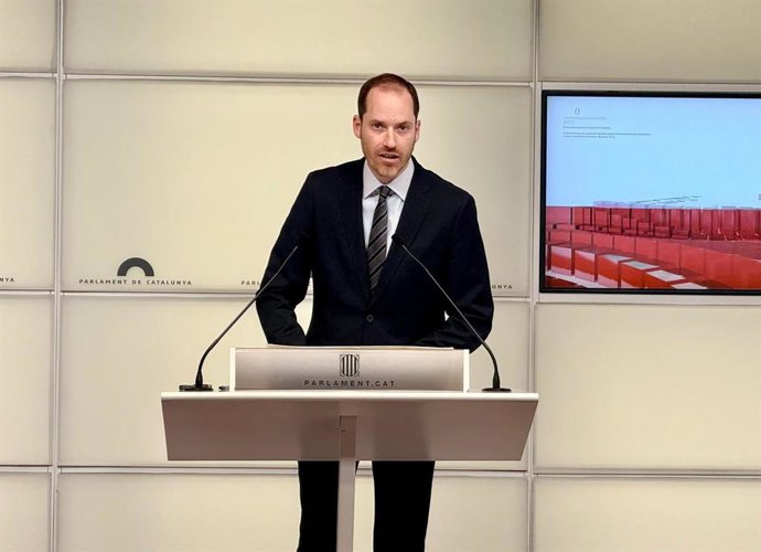 El portavoz del PP en el Parlament, Juan Fernández, durante una rueda de prensa