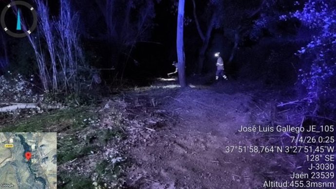 Labores de extinción nocturnas por parte del Infoca en el incendiodel entorno del río Bedmar, en Jimena
