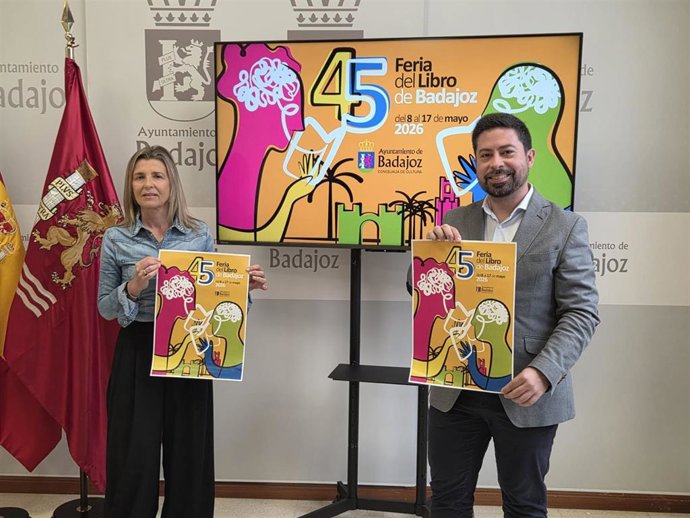 El concejal de Cultura presenta el cartel de la 45ª Feria del Libro de Badajoz, el pregonero y los primeros autores confirmados.