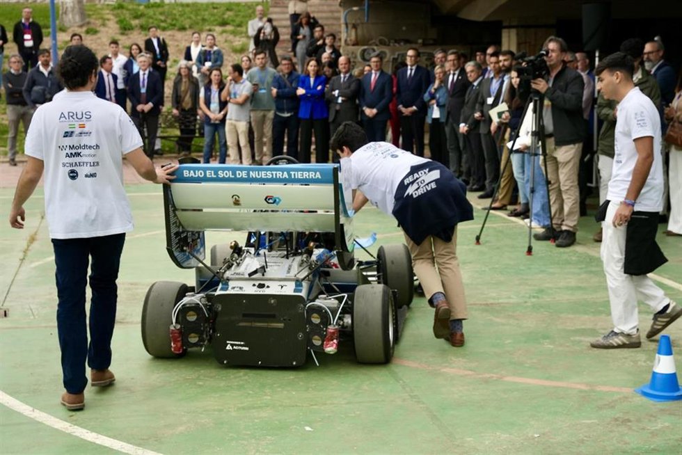 Demostración de un monoplaza del ARUS Racing Team en el marco de la jornada 'Talento, tecnología e industria para la Andalucía del futuro'.