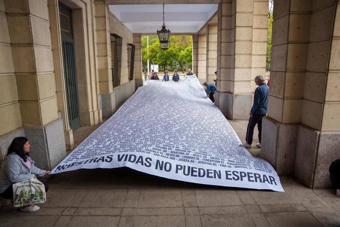 Pancarta con los nombres de las afectadas con cancer de mama. A 7 de abril de 2026 en Sevilla, Andalucía (España). 