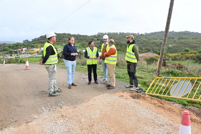 El subdelegado de la Junta de Andalucía en el Campo de Gibraltar, Javier Ros, en una visita técnica a los trabajos que se están desarrollado en la zona de Majadal Alto, en Algeciras (Cádiz)
