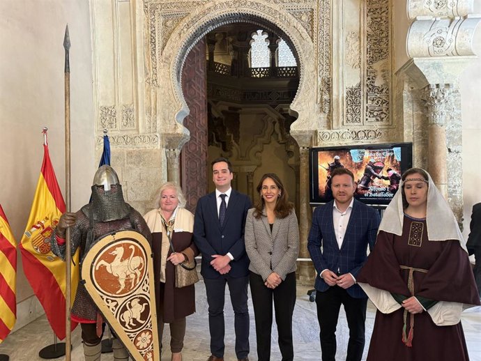 El Palacio de la Aljafería ha albergado la presentación de las jornadas de divulgación histórica de 'Alfonso I el Batallador' que tendrán lugar del 21 al 26 de abril en la localidad zaragozana de Pina de Ebro.