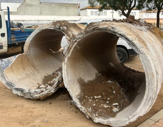 Estado de la tubería reparada por el Consorcio de Agua del Huenas en Tocina (Sevilla).