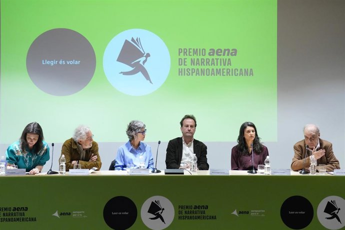 (I-D) Los escritores Héctor Abad Faciolince, Nona Fernández, Marcos Giralt Torrente, Samanta Schweblin y Enrique Vila-Matas, finalistas del I Premio Aena de Narrativa Hispanoamericana, en el Museu Marítim de Barcelona, a 7 de abril de 2026