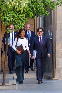 Esther Niubó junto a Salvador Illa este martes por el Consell Executiu