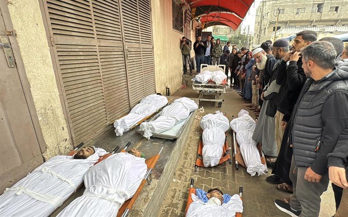 Familiares de varios palestinos muertos en un bombardeo ejecutado por Israel al este del campamento de refugiados de Al Maghazi, en la Franja de Gaza, a pesar del alto el fuego pactado en octubre de 2025