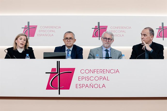 La delegada de Medios del arzobispado de Madrid, Sara de la Torre; los coordinadores de la visita de León XIV a España, Fernando Giménez Barriocanal y Yago de la Cierva; y el director de la Oficina de Prensa de la CEE, Josetxo Vera.