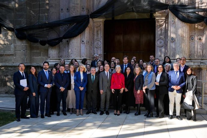 Foto de familia con motivo de la aprobación en el Parlamento de la Ley de Patrimonio Cultural. 