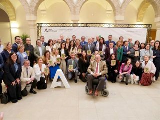 Loles López (centro, agachada), en la foto de familia del acto de entrega de los Premios + Social en Córdoba.