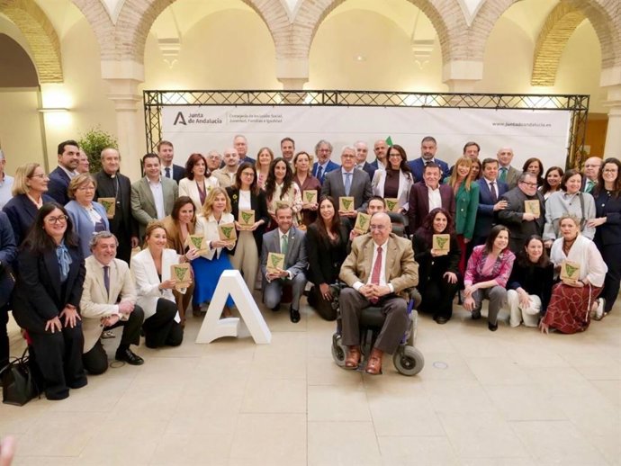 Loles López (centro, agachada), en la foto de familia del acto de entrega de los Premios + Social en Córdoba.
