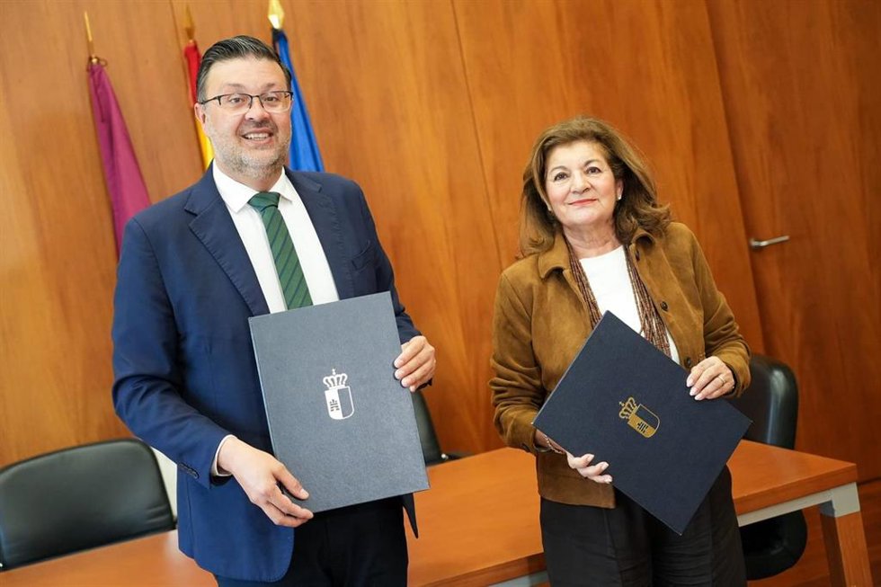 La directora general de CMM, Carmen Amores, y el consejero de Educación, Cultura y Deportes, Amador Pastor, tras la firma del acuerdo.