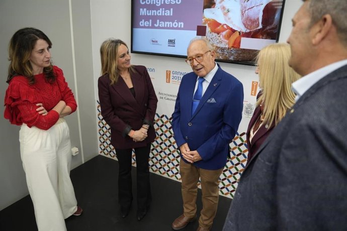 La alcaldesa de Granada, Marifrán Carazo, preside la presentación del XIII Congreso Mundial del Jamón.