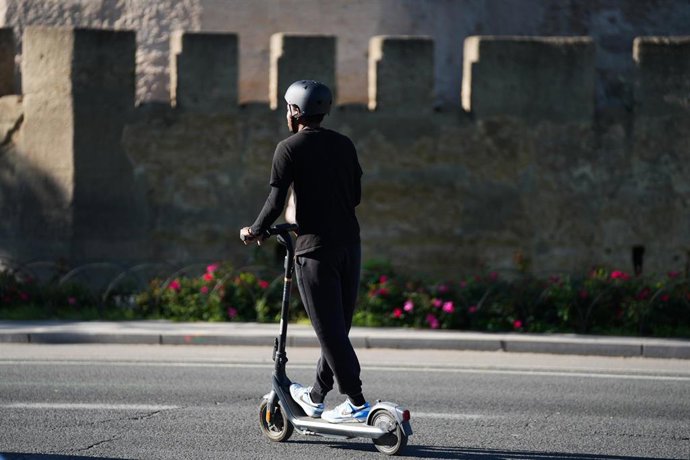 Un usuario de patinete eléctrico.