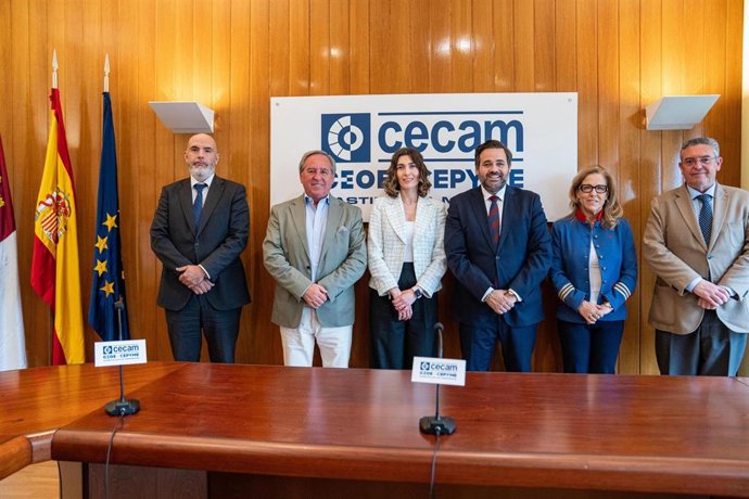 El presidente del Partido Popular de Castilla-La Mancha, Paco Núñez, ha mantenido un encuentro de trabajo este martes junto a representantes de Cecam.