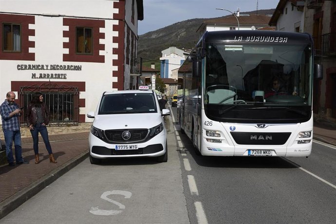 El vehículo que presta el servicio a la demanda junto al autobús de transporte regular.