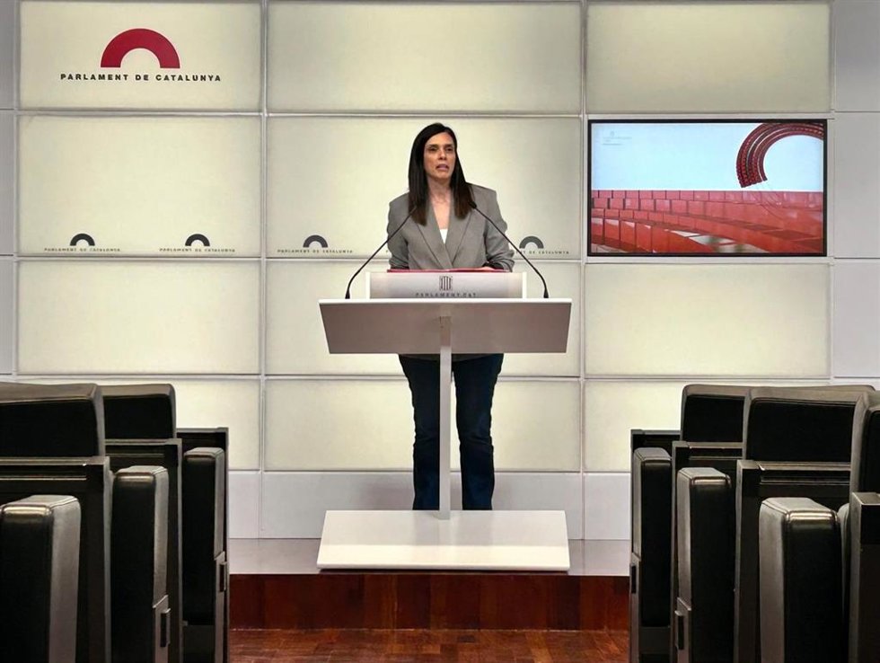 La portavoz del PSC-Units en el Parlament, Elena Díaz, en una rueda de prensa