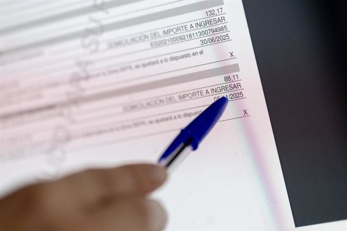 Archivo - Una persona cumplimenta la declaración de la Renta