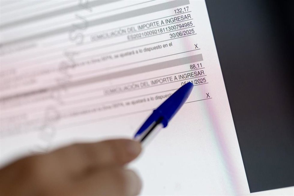 Archivo - Una persona cumplimenta la declaración de la Renta