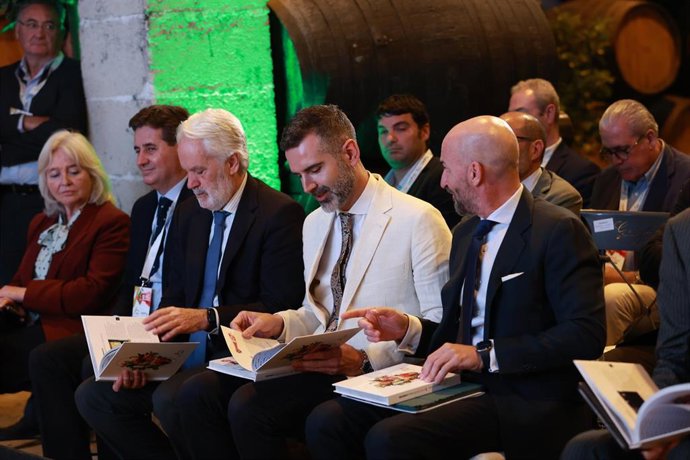 El consejero de Agricultura, Pesca, Agua y Desarrollo Rural, Ramón Fernández-Pacheco, junto al presidente de Landaluz, Älvaro Guillén, durante la clausura del acto de presentación del libro 'Andalucía Cocina' en las Bodegas González Byas