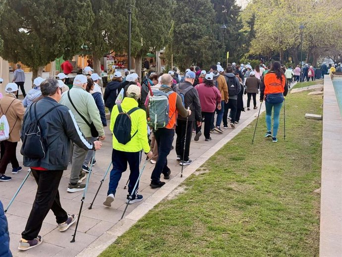 Más de 800 personas participan en las jornadas 'Nordic Walkin' de Cort durante 2026.