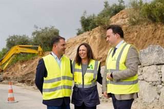 La consejera de Fomento, Articulación del Territorio y Vivienda, Rocío Díaz, realiza una visita técnica para interesarse por el estado de las obras de emergencia de la carretera A-333 en Priego de Córdoba.