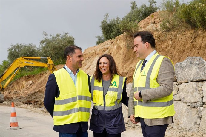 La consejera de Fomento, Articulación del Territorio y Vivienda, Rocío Díaz, realiza una visita técnica para interesarse por el estado de las obras de emergencia de la carretera A-333 en Priego de Córdoba.