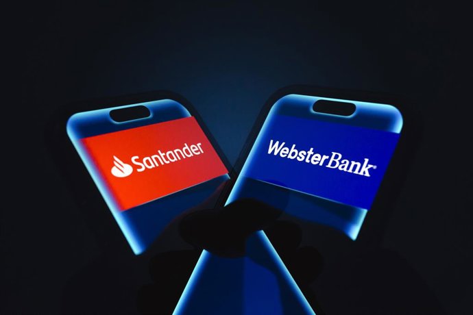 Archivo - 04 February 2026, Taiwan, Taichung: A hand holds a smartphone displaying the logos of Banco Santander and Webster Bank. Banco Santander, S.A. (NYSE: SAN, Madrid: SAN) announced Tuesday that it has entered into an agreement to acquire Webster Fin
