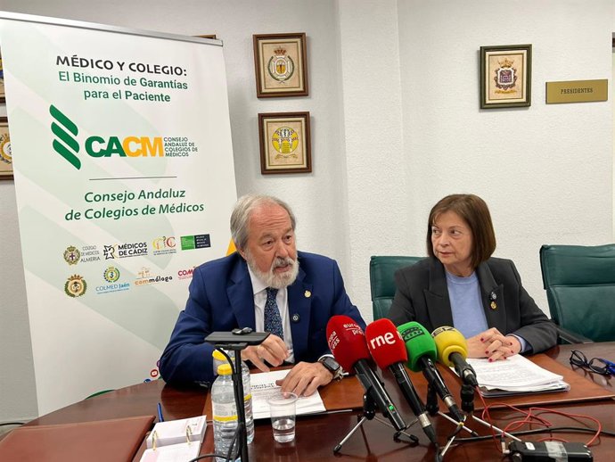 El presidente de CACM, Alfonso Carmona y la Secretaria General de CACM, en la presentación del Informe de Demografía Médica en Andalucía 2025.