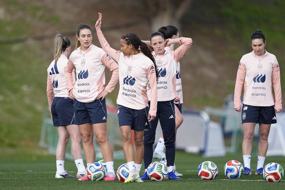 Archivo - Alexia Putellas, Vicky López y Ona Battle durante un entrenamiento de la selección en la Ciudad del Fútbol de Las Rozas