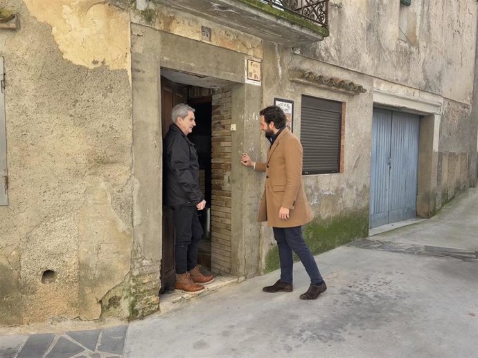 Archivo - El presidente de la DPH, Isaac Claver, y el alcalde de Baldellou, Jesús Lumbierres.