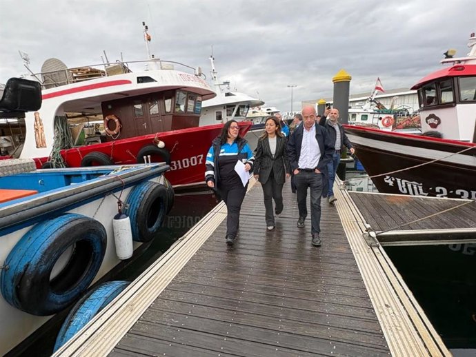 La conselleira do Mar, Marta Villaverde, en el pantalán de Vilanova