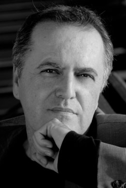 Archivo - El escritor onubense Juan Cobos Wilkins.