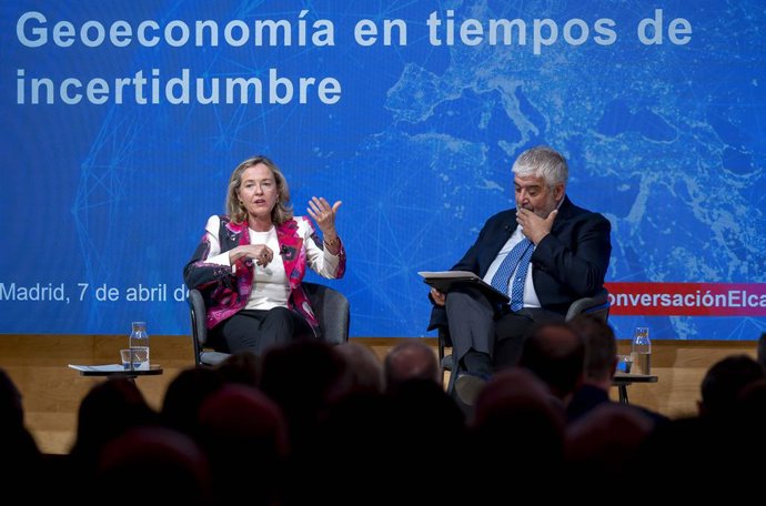 La presidenta del Banco Europeo de Inversiones (BEI), Nadia Calviño, y el presidente del Real Instituto Elcano, José Juan Ruiz, durante el encuentro ‘Geoeconomía en tiempos de incertidumbre’, a 7 de abril de 2026, en Madrid (España).