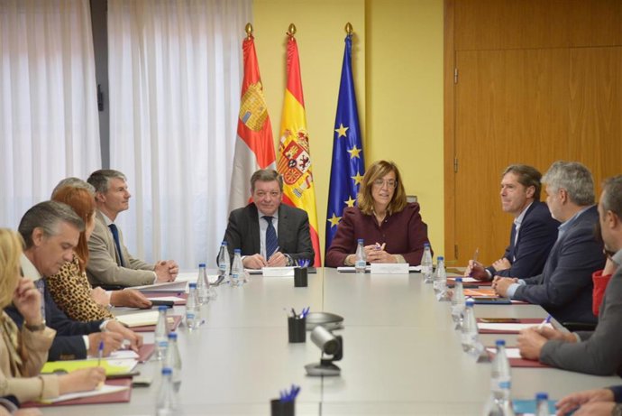 Gago y Armisén durante la reunión con las entidades locales para coordinar el seguimiento del eclipse solar del 12 de agosto.