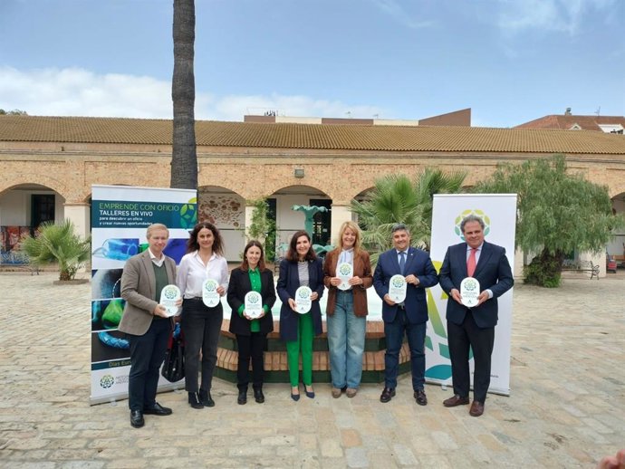 Visita de la consejera de Empleo, Empresa y Trabajo Autónomo, Rocío Blanco, a la Escuela de Arte León Ortega de Huelva con motivo de la celebración de los Día Europeos de la Artesanía.
