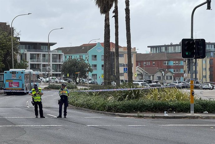 Archivo - Arquivo - AUSTRÁLIA, SÍDNEY - 15 DE DEZEMBRO DE 2025: Policiais vigiam a área próxima à Praia de Bondi, em Sídney, após o ataque terrorista de 14 de dezembro, quando dois atiradores abriram fogo durante uma celebração do Hanukkah, deixando pelo 