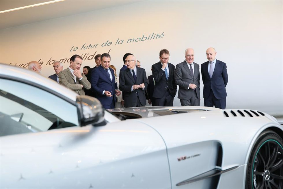 El presidente de Mercedes-Benz España y Head of Mercedes-Benz Iberia, Reiner Hoeps, en la exposición 'Mercedes-Benz. Motorsport. El espíritu de las Flechas de Plata', en Mobility City.