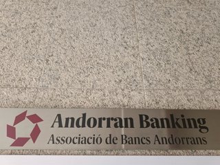 Cartell a la seu d'Andorran Banking
