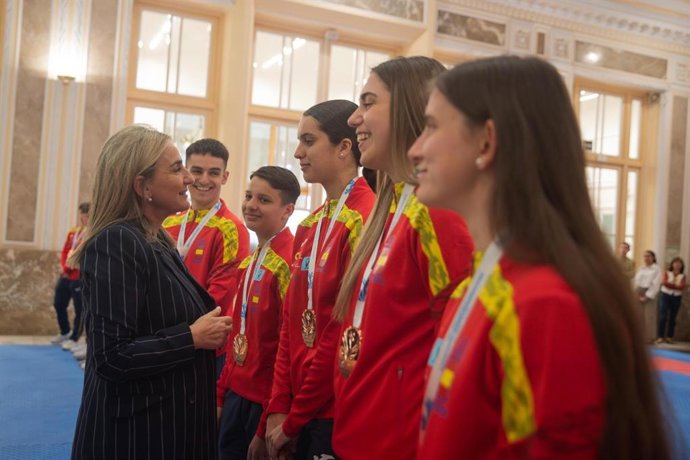 La ministra de Deportes, Milagros Tolón, ha felicitado a los medallistas españoles en el Europeo cadete, júnior y sub-21 de kárate.