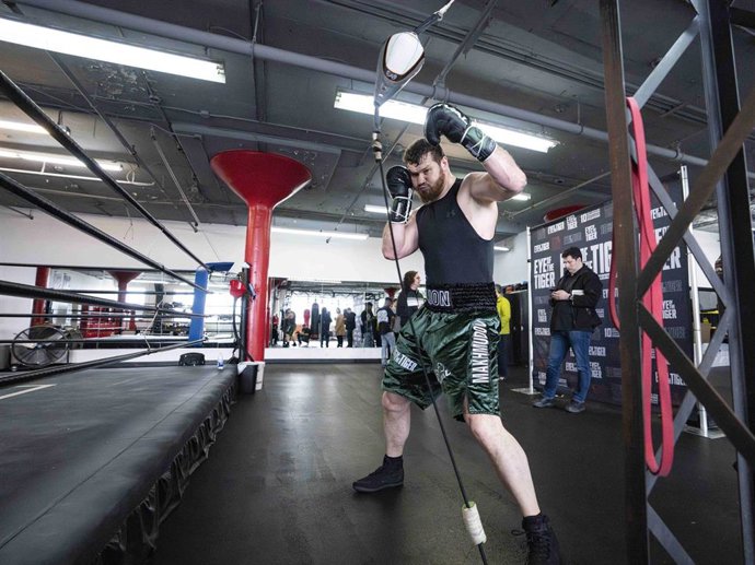 El boxeador ruso Arslanbek Makhmudov entrenando en Montreal