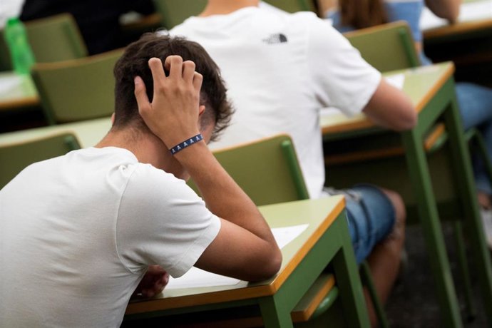 Archivo - Un estudiante realiza uno de los exámenes de las pruebas de acceso a la universidad 2023, en la Escuela Técnica Superior de Caminos, Canales y Puertos de la UPV.