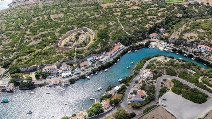 Es Castell autoriza el retorno de los vecinos de 45 vecinos de Cala Sant Esteve