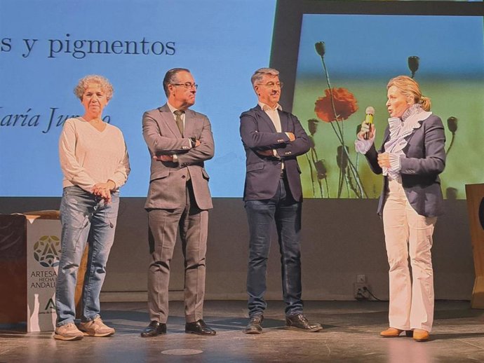 Los delegados territoriales Carmen Sánchez y Miguel Briones durante las actividades por los Días Europeos de la Artesanía